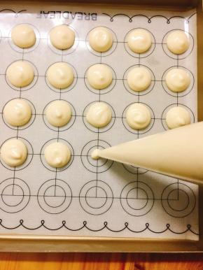 装入裱花袋，挤上硅胶垫