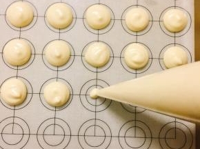 装入裱花袋，挤上硅胶垫