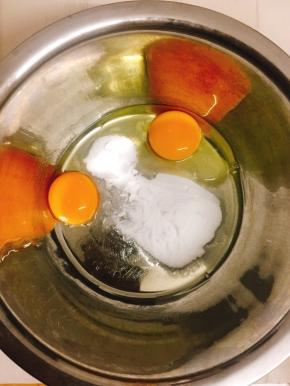 将全蛋和蛋黄一起放入盆内，倒入细砂糖