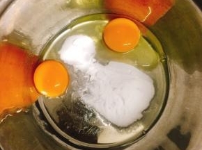 将全蛋和蛋黄一起放入盆内，倒入细砂糖