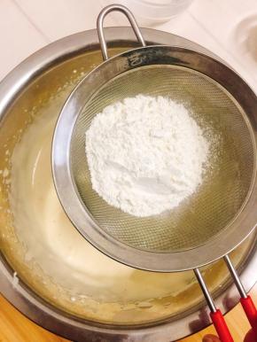 筛入低筋面粉