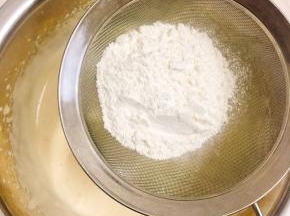 筛入低筋面粉