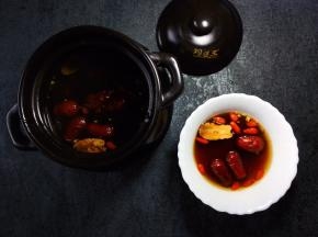 再来一张熬制的红糖水，味道浓郁