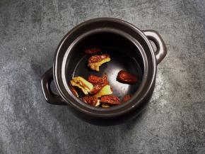 准备一个煲汤的将红枣放入煲中