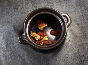 准备一个煲汤的将红枣放入煲中