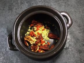 将泡好的枸杞 放入煲中