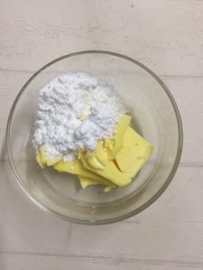 黄油室温软化至用手轻轻可以按下，加入糖粉一起搅拌混合