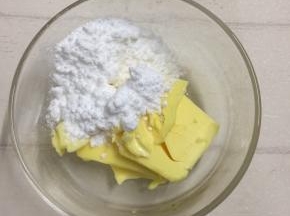 黄油室温软化至用手轻轻可以按下，加入糖粉一起搅拌混合