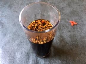 简易红糖姜水，用生姜切末，放入杯中，烧一杯开水，杯中放俩勺红糖，倒入开水搅拌均匀趁热喝