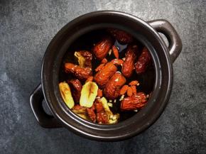 在煲里放150毫升的矿泉水