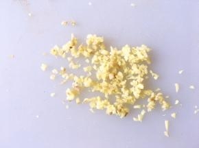 将生姜去皮洗净后切碎