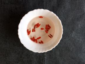 将枸杞 洗净用碗装起来泡会水