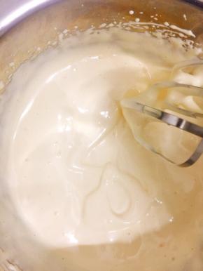 打蛋器开高速打至体积膨大2倍，蛋液由黄色转至白色，提前 打蛋器写8字，不会马上消失就打发好了