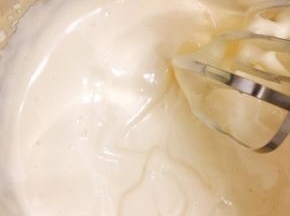 打蛋器开高速打至体积膨大2倍，蛋液由黄色转至白色，提前 打蛋器写8字，不会马上消失就打发好了