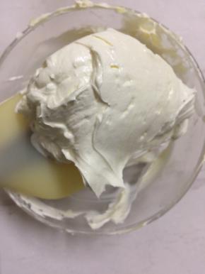 再用打蛋器打发至至发白状态