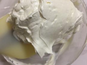 再用打蛋器打发至至发白状态