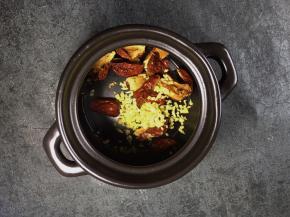 将切碎的生姜末放入煲中