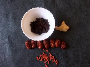 将红糖，枸杞 ，生姜，红枣准备好