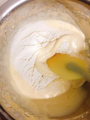 用硅胶刀翻拌均匀成糊状，动作要轻柔、快，以免消泡。同时烤箱预热上下火175度