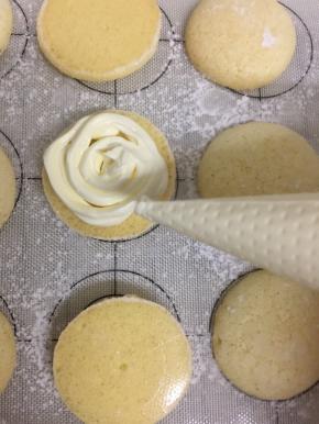 装入裱花袋挤在一片上，再用另一片合上