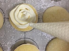 装入裱花袋挤在一片上，再用另一片合上