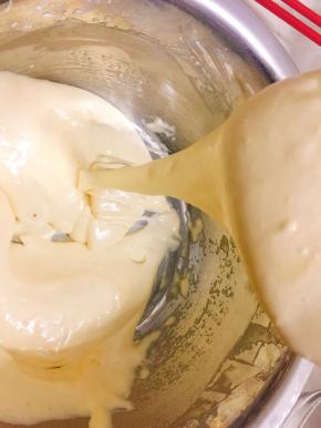 拌好面糊呈飘带式的