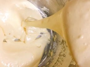 拌好面糊呈飘带式的