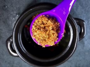 将红糖放入煲中我一般放3勺左右