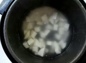 一并放入电压力锅中，注入适量清水。