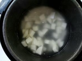 一并放入电压力锅中，注入适量清水。