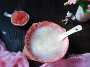 不用放冰糖，雪梨自然的水果香甜味与米香夹杂。