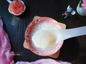 天冷，吃生凉水果，脾胃会寒凉。煮熟后食用又易消化又暖胃。