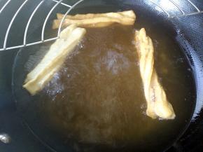 立即用筷子翻转，使之受热均匀