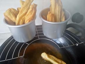 上色均匀后即可出锅沥油