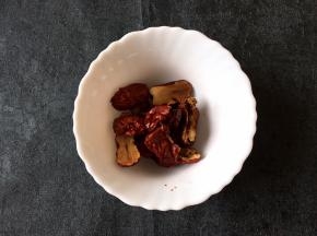 将红枣洗净后切开去核用碗装起来