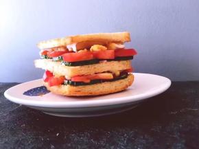 将沙拉酱那一面盖在火腿上，压紧，外面一层按刚刚的顺序摆好。压紧