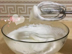 蛋清+糖打发至提起打蛋头有长弯钩即可；