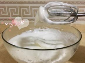 蛋清+糖打发至提起打蛋头有长弯钩即可；
