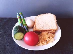 将鸡蛋火腿肠，吐司，西红柿，黄瓜，准备好