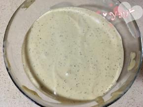 翻拌均匀后倒入蛋白盆里，再翻拌均匀；