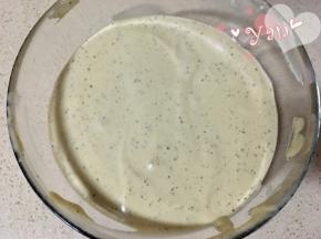 翻拌均匀后倒入蛋白盆里，再翻拌均匀；