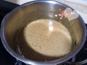 煮至微微起泡时，倒入撕开的红茶包，小火煮2分钟后熄火，放凉备用；