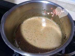 煮至微微起泡时，倒入撕开的红茶包，小火煮2分钟后熄火，放凉备用；