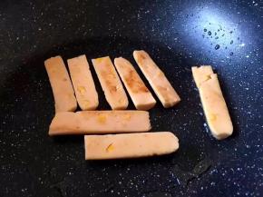 将火腿肠切成片放入锅中煎至金黄