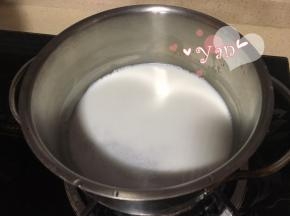 牛奶放锅里小火加热；