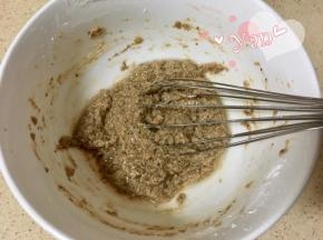 加入过筛的低粉，“之”字形拌匀至无干粉状态；