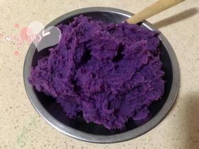 加入牛奶和炼乳调味即可；