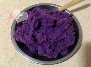 加入牛奶和炼乳调味即可；