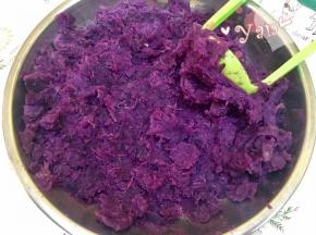 蛋糕冷却期间做紫薯馅，紫薯蒸熟捣成泥；