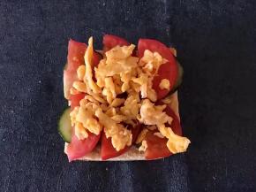 将鸡蛋均匀摆好放上火腿肠